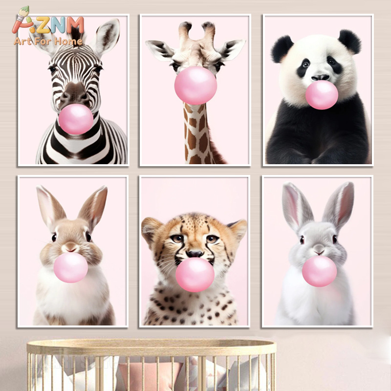 Photography By - Poster con Panda Rosa, Giraffa, Coniglio,